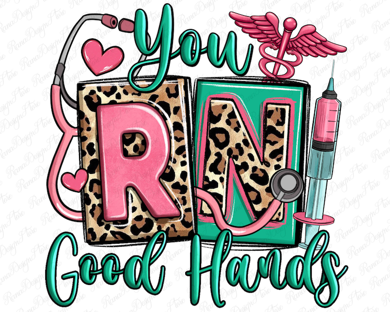 K&ouml;nnte beinhalten: Ein Grafikdesign mit dem Text "You RN Good Hands" in t&uuml;rkisfarbener und rosafarbener Schrift. Die Buchstaben sind im Block-Stil mit einem Leopardenmuster-Hintergrund. Ein Stethoskop, eine Spritze und ein Caduceus-Symbol sind ebenfalls im Design enthalten.