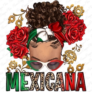 Peut inclure: Une illustration numérique d'une femme aux cheveux bruns bouclés portant des lunettes de soleil et un bandeau rouge avec un motif de drapeau mexicain. La femme est entourée de roses rouges et de motifs floraux dorés. Le texte "MEXICANA" est écrit en vert, noir et rouge avec un motif léopard.