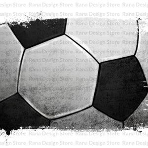 Peut inclure: Un ballon de football noir et blanc avec un aspect texturé et vieilli. Le ballon est partiellement masqué par un fond blanc avec un effet de peinture noire éclaboussée.