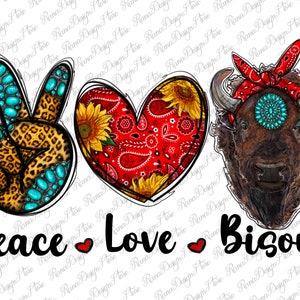 Può includere: Grafica Peace, Love, Bison con un segno di pace con stampa leopardata e accenti turchesi, un cuore rosso con motivo bandana e girasoli, e un bisonte marrone con bandana rossa e accenti turchesi. Il testo "Peace, Love, Bison" è scritto sotto la grafica.