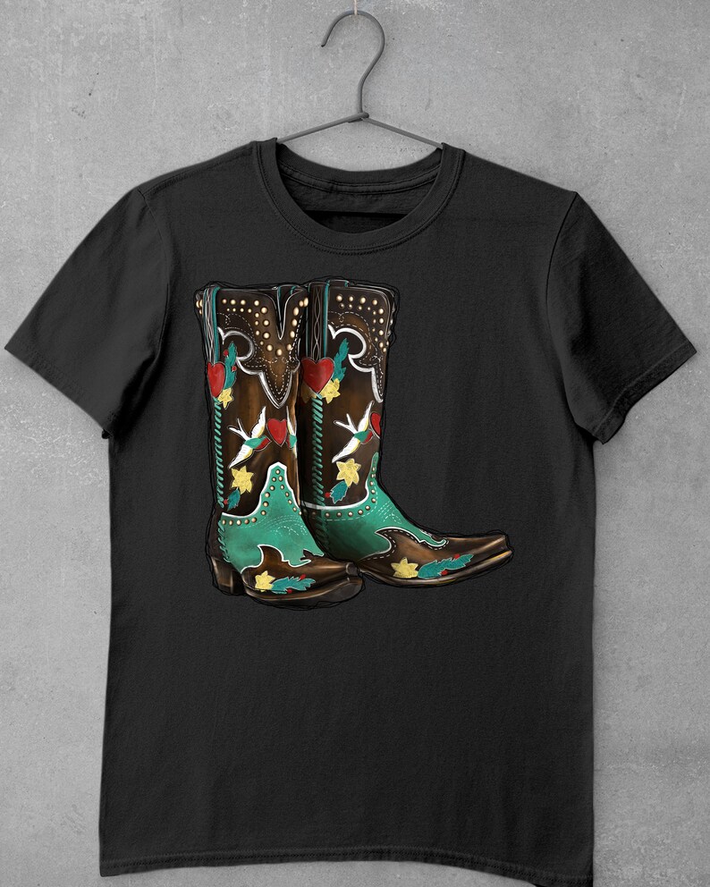 K&ouml;nnte beinhalten: Schwarzes T-Shirt mit einem Motiv von zwei braunen Cowboystiefeln mit gr&uuml;nen und roten Blumendesigns.