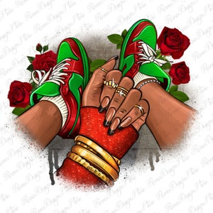 Può includere: Due mani che si tengono, una mano indossa braccialetti dorati e l'altra una scarpa rosso-verde. Le mani sono circondate da rose rosse.