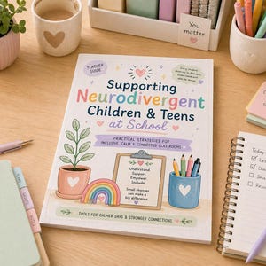 Pode incluir: Um livro intitulado "Supporting Neurodivergent Children & Teens at School" &eacute; exibido em uma superf&iacute;cie de madeira, rodeado por artigos de papelaria e uma pequena planta em vaso. A capa do livro apresenta ilustra&ccedil;&otilde;es e texto coloridos, incluindo um arco-&iacute;ris e um cora&ccedil;&atilde;o.