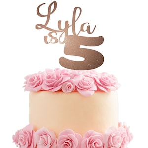 Il nome è cake topper, cake topper glitterato personalizzato, cake topper di compleanno personalizzato, cake topper per bambini, cartello per torta per bambini