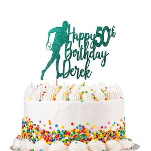 Könnte beinhalten: Grüner Glitzer-Kuchentopper mit einer Silhouette einer Person, die Rugby spielt. Der Topper lautet "Happy 50th Birthday Derek".