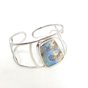 Armring i stenblocksopal. Armring i naturlig opal. 31 x 21 mm.