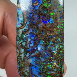 151.75ct. Boulder opal. Wood replacement opal. Matrix opal. 55x25x11mm.