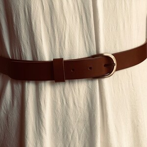 ceinture en cuir marron pour femme image 3