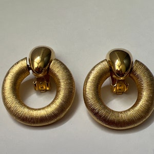Vintage Stamped Vc Les Bernard 1980s gold tone door knocker clip earrings