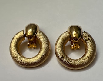 Vintage Stamped Vc Les Bernard 1980s gold tone door knocker clip earrings