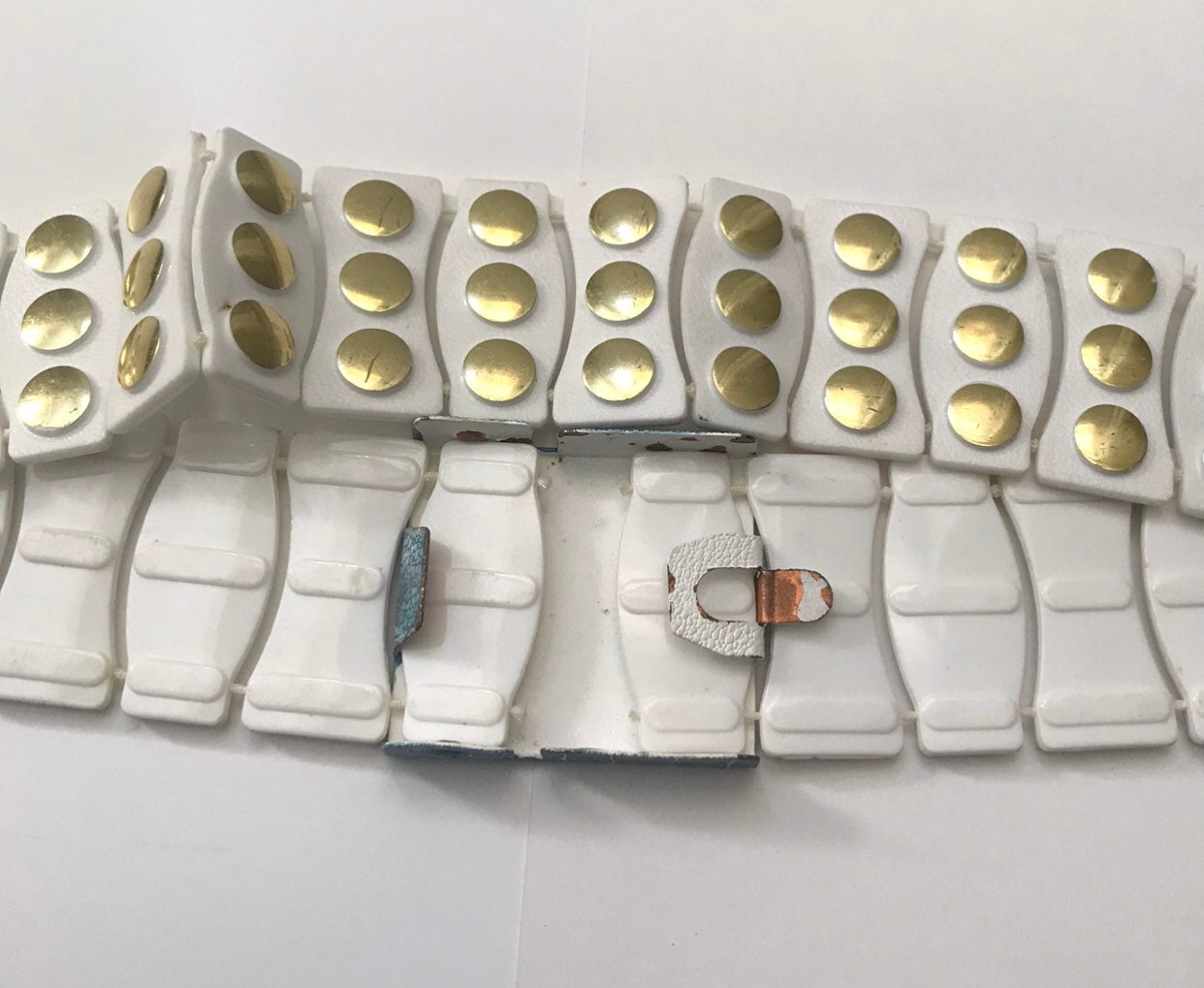 Vintage 1970s Retro White Plastic Belt With Gold Tone Dots  display picture 1