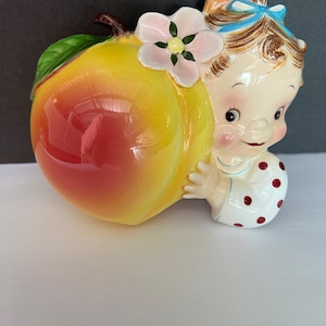 Vintage mała dziewczynka z kokardą i kieszenią na ścianę Peach PY