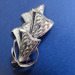 Vintage Sterling silver DB curly stem etched stem brooch pin