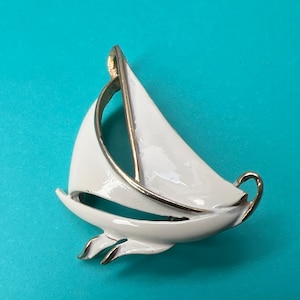 Vintage gold tone off white Enamel Sailboat brooch pin. Nautical beach brooch