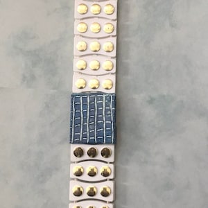 Vintage 1970s Retro White Plastic belt with gold tone dots