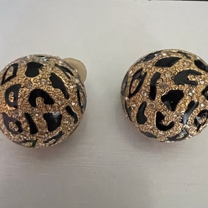 Vintage Ciner goldfarben mit schwarzen Emaille Leoparden Print und Strass gewölbte Ohrclips