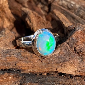 Ethiopische opaalring: handgemaakte sterlingzilveren edelsteenstatementring