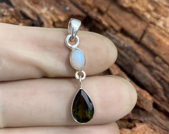 Colgante de ópalo natural hecho a mano: piedra preciosa de plata de ley 925