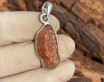 Ciondolo in argento placcato oro con pietra preziosa naturale di pietra del sole a reticolo arcobaleno proveniente dalla Tanzania - Italia