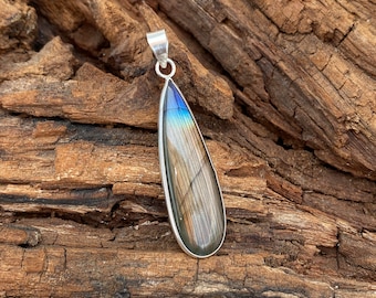 ハンドメイドのラブラドライトティアドロップペンダント：925
