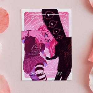 Può includere: Illustrazione rosa e nera raffigurante una persona con i capelli rosa e una figura oscura con più occhi. La persona indossa una maglietta scura e una gonna a quadri. Lo sfondo presenta stelle e cuori rosa.