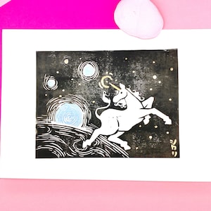 Impresión linograbada hecha a mano, unicornio en el espacio