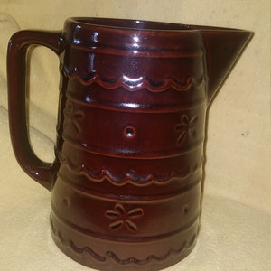 Vintage Marcrest stoneware 2 qt Pitcher, Pennsylvania Dutch Daisy Dot design