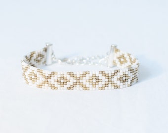 Minimalistic Miyuki delica beads bracelet, Adjustable Boho style bracelet, XOXO design Friendschip beadloom bracelet, seed bead bracelet