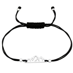 Puede incluir: Un brazalete de cuerda negra con un dije de montaña plateado. El brazalete es ajustable y tiene un diseño simple.