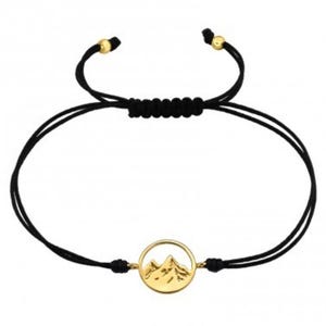Puede incluir: Pulsera de cordón negro ajustable con un colgante dorado con un diseño de montañas. La pulsera tiene detalles de cuentas doradas en los extremos de los cordones ajustables. La pulsera está diseñada para ser usada en la muñeca.