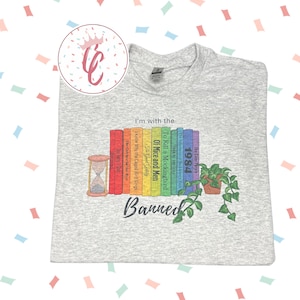 I&#39;m With the Banned Shirt | Verbotene Bücher | Regenbogen | Lustiges Shirt | Geschenke für sie | Geschenke für Ihn | lese verbotene Bücher | Buchbann | Bücherwurm