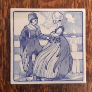 Piastrelle d'epoca Carter Poole dipinte a mano scena olandese blu degli anni '20