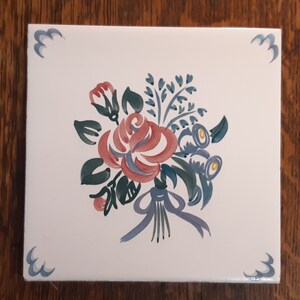 Azulejo vintage Carters / Poole diseñado por Trudy Carter un diseño Deco de Flores