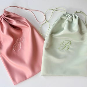 Dammpåse i satin: Broderad monogram, handgjord förvaringspåse