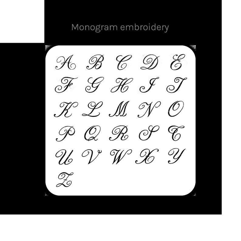 Pode incluir: Um gr&aacute;fico quadrado branco com cantos arredondados exibindo o alfabeto de A a Z em uma fonte cursiva preta. O texto Monogram embroidery est&aacute; centralizado acima do gr&aacute;fico. Cada letra &eacute; apresentada em um estilo decorativo e fluido.