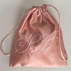 Bolsa para polvo con bordado de monograma personalizado de satén hecha a mano en EE. UU. Bolsa de almacenamiento personalizada de alta calidad Bolsa de regalo Embalaje