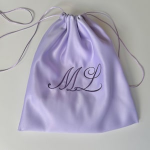 Saco de cetim para guardar seus pertences: bordado personalizado com monograma, feito à mão. imagem 15