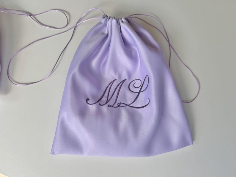 Saco de cetim para guardar seus pertences: bordado personalizado com monograma, feito à mão. imagem 15