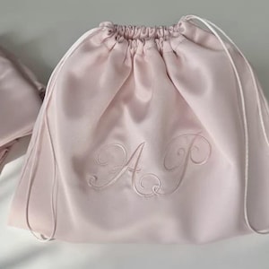 Saco de cetim para guardar seus pertences: bordado personalizado com monograma, feito à mão. imagem 2