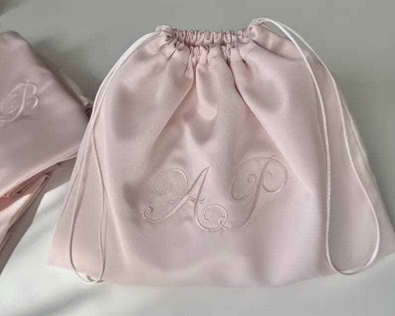 Saco de cetim para guardar seus pertences: bordado personalizado com monograma, feito à mão. imagem 2