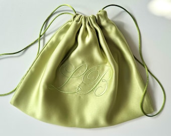 Bolsa de satén para el polvo: bordado de monograma personalizado, bolsa de almacenamiento hecha a mano