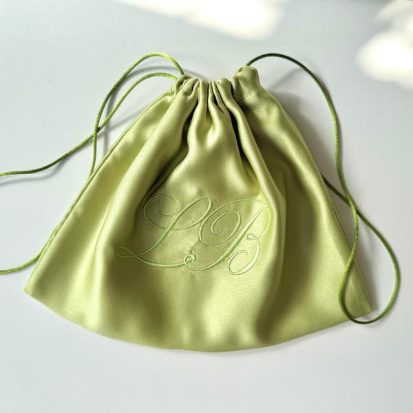 Staubbeutel aus Satin: Individuelle Monogrammstickerei, handgefertigter Aufbewahrungsbeutel