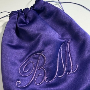 Bolsa para polvo con bordado de monograma personalizado de satén hecha a mano en EE. UU. Bolsa de almacenamiento personalizada de alta calidad Bolsa de regalo Embalaje