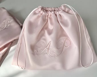 Saco de cetim para guardar seus pertences: bordado personalizado com monograma, feito à mão.