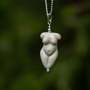 Glass goddess bead necklace | Sculpted goddess bead | Venus | Venus of Willendorf | Fertility amulet