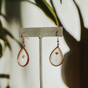Boucles d’oreilles en résine de fleurs pressées faites à la main - Lunette en forme de goutte d’eau en or rose, fleurs blanches