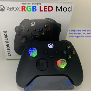 Peut inclure: Une manette Xbox noire avec un mod LED RVB. La manette possède un éclairage LED changeant de couleur sur les boutons et le logo Xbox. La manette est compatible avec tous les modèles Xbox One, PC, Android et iOS. La boîte indique "avec changement de couleur XBOX RGB LED Mod".