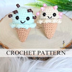Peut inclure: Deux cônes de crème glacée crochetés avec des visages souriants. L'un est bleu clair avec des accents marron, l'autre est beige avec des accents roses. Les deux ont des cônes de couleur beige. Le texte "CROCHET PATTERN" est affiché en dessous.
