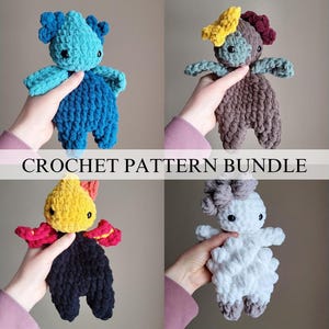 Könnte beinhalten: Ein Häkelmuster-Paket mit vier verschiedenen Amigurumi-Designs: ein blauer Drache, ein brauner Drache, ein schwarzer Drache mit gelben Akzenten und ein weißer Drache.  CROCHET PATTERN BUNDLE ist über das Bild geschrieben.