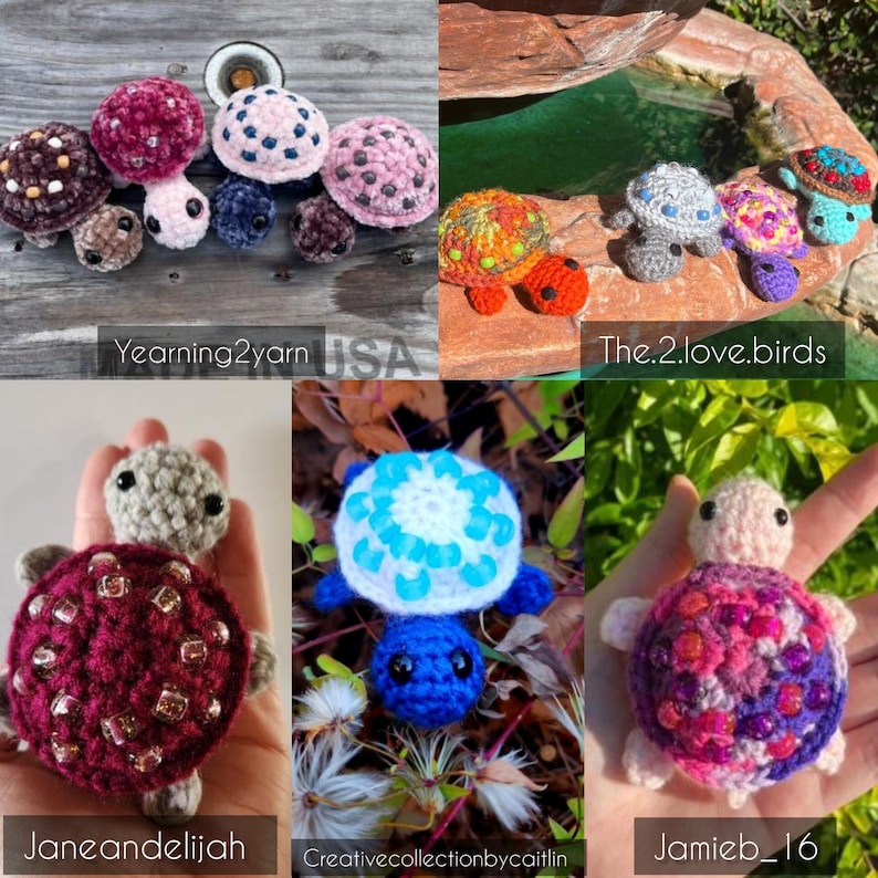 K&ouml;nnte beinhalten: Eine Sammlung von geh&auml;kelten Amigurumi-Turtlespielzeug in verschiedenen Farben, darunter Pink, Blau, Rot und Grau. Die Schildkr&ouml;ten haben unterschiedliche Panzerdesigns und einige haben Perlen f&uuml;r die Augen.